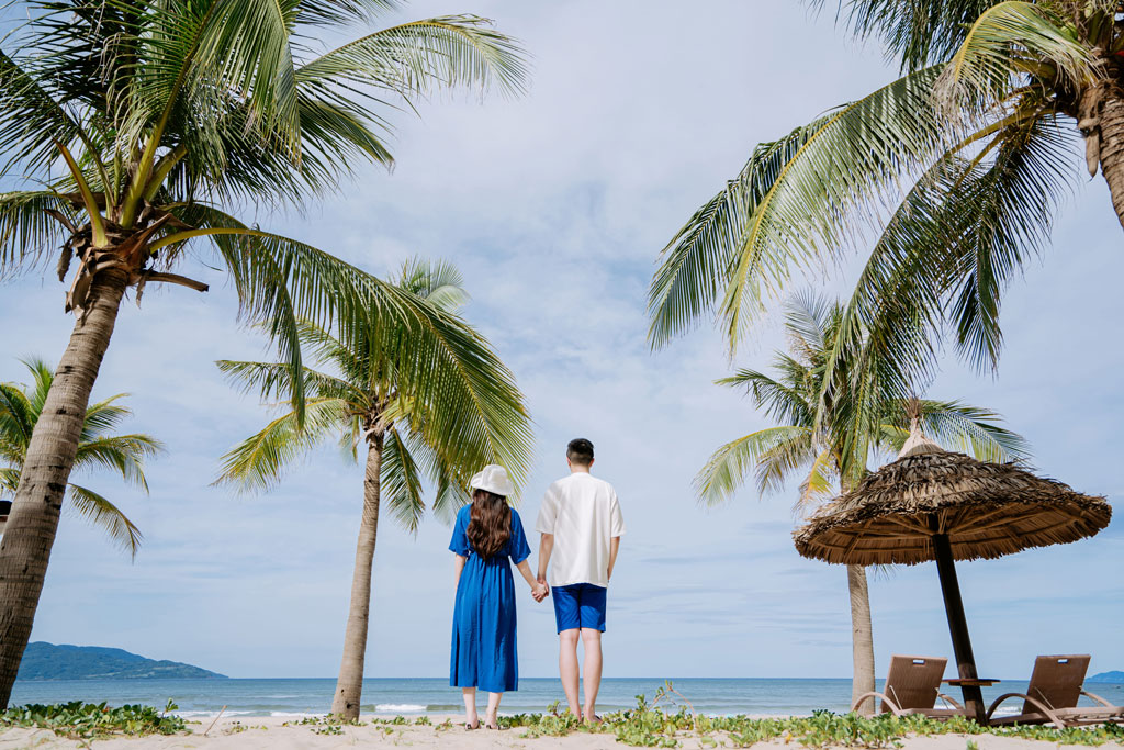 couple-on-the-beach-with-palm-trees